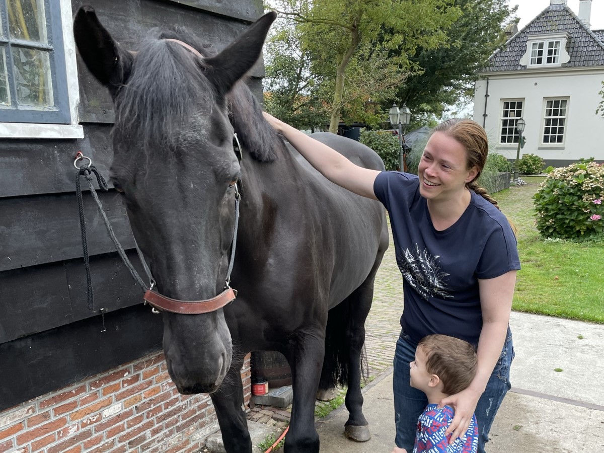 Deborah en zoon bij haar oude paard Optimaal.