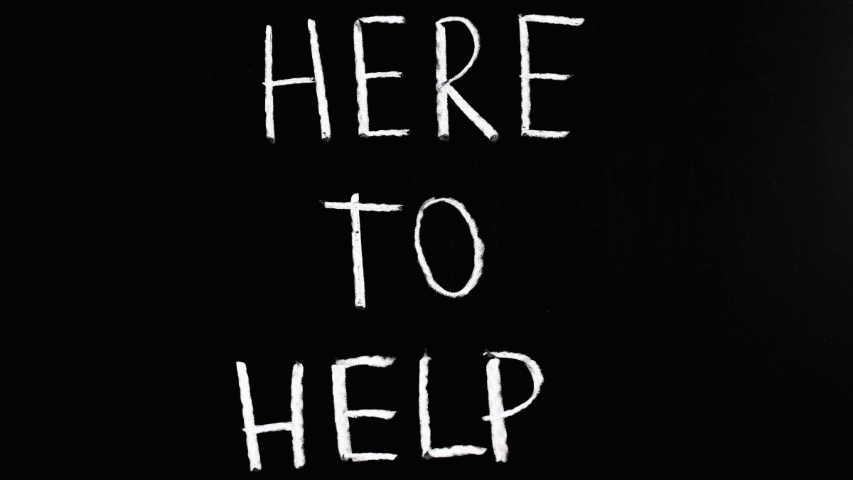 tekst: "Here to help"