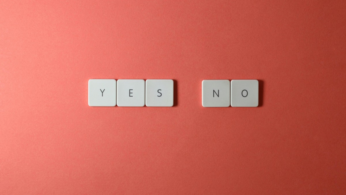 Scrabble blokjes die "Yes" en "No" spellen