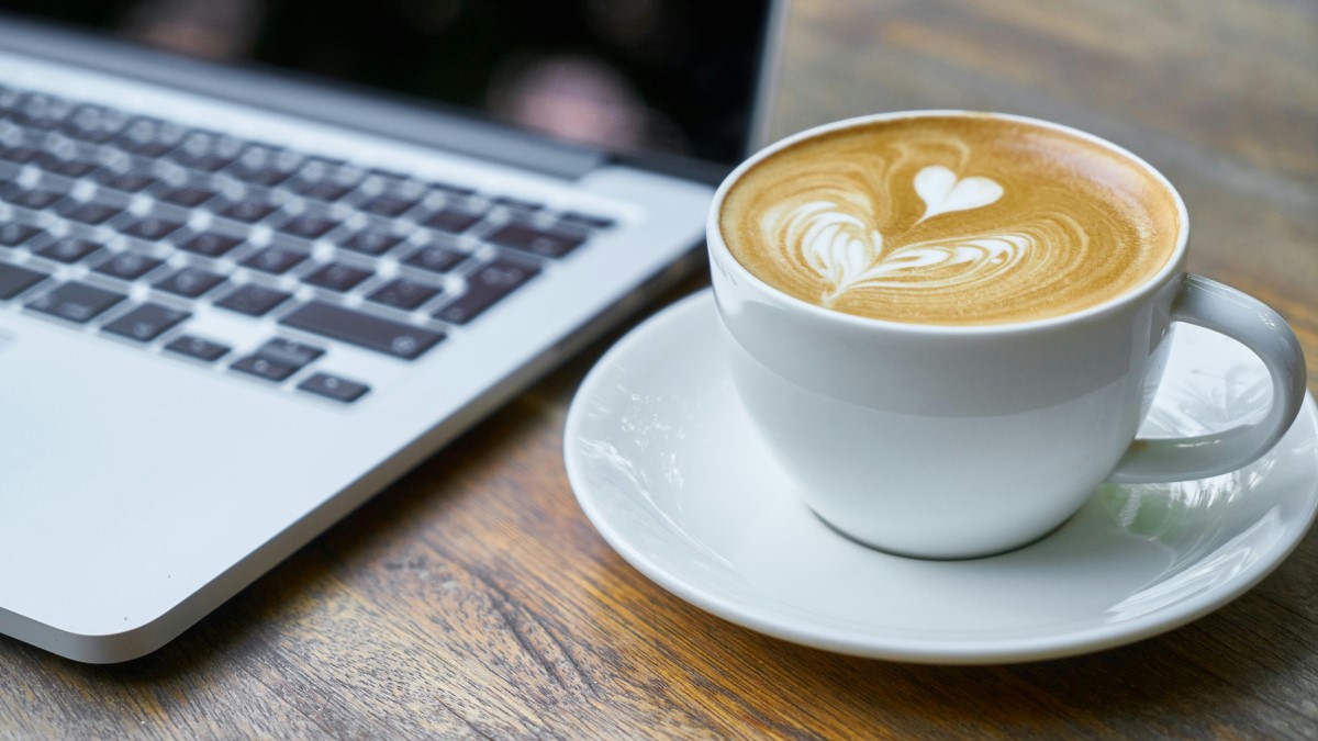 Kop koffie naast een laptop