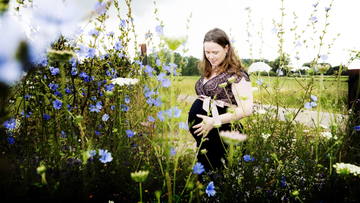 Deborah zwanger tussen de bloemen