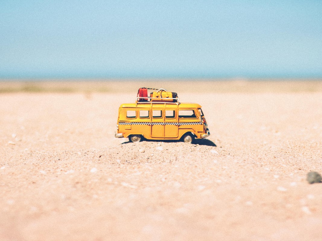 Speelgoed auto in het zand